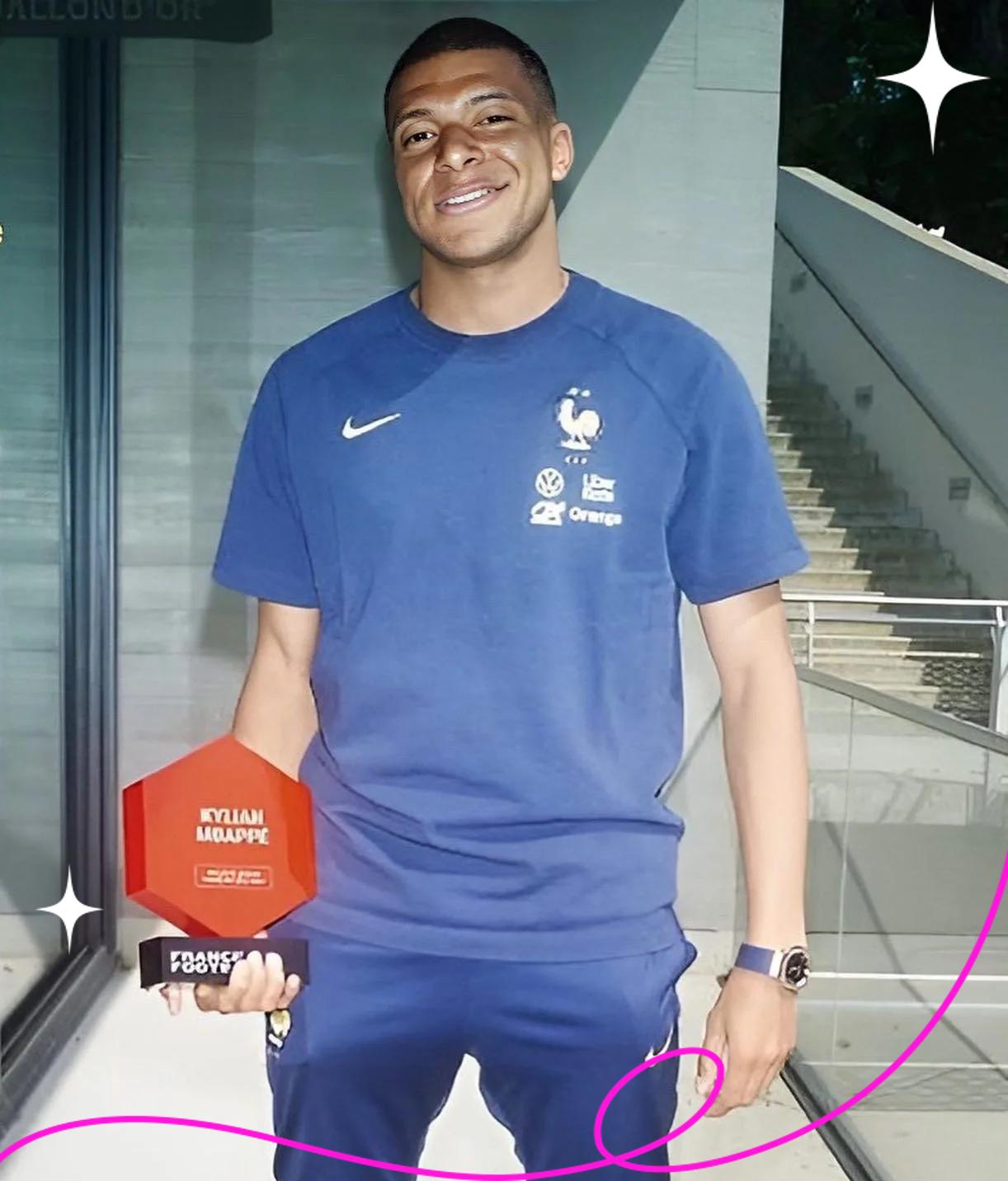 星空体育官方网站关于姆巴佩在加拿大队比赛中反败为胜，比赛规则变更引发热议！全场沸腾不已的信息