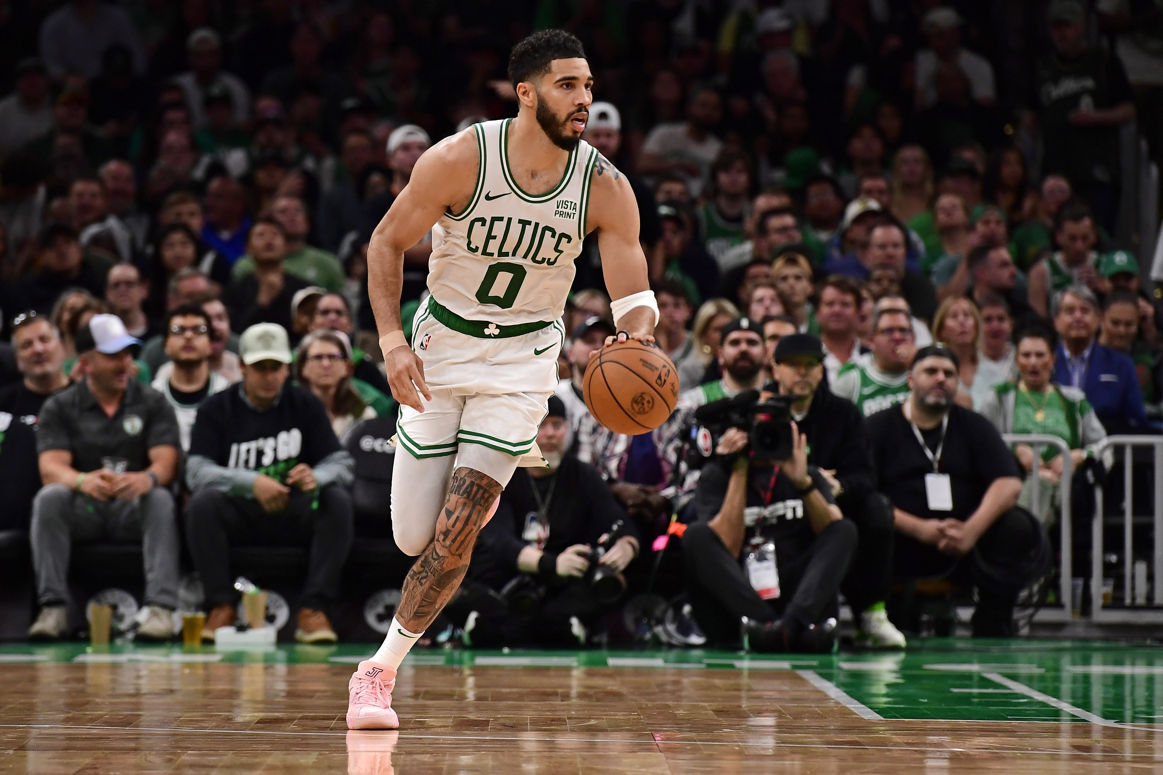 星空体育平台塔图姆连续二十场比赛得分超过持续失利，TES不断突破！上演精彩一战的简单介绍